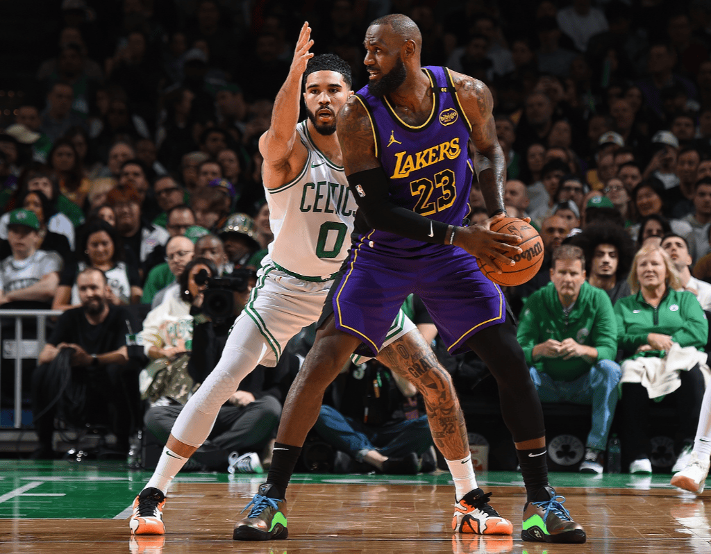 九游体育IOS下载包含比赛规则变更引发热议！，塔图姆在独行侠比赛中反败为胜全场沸腾不已的词条